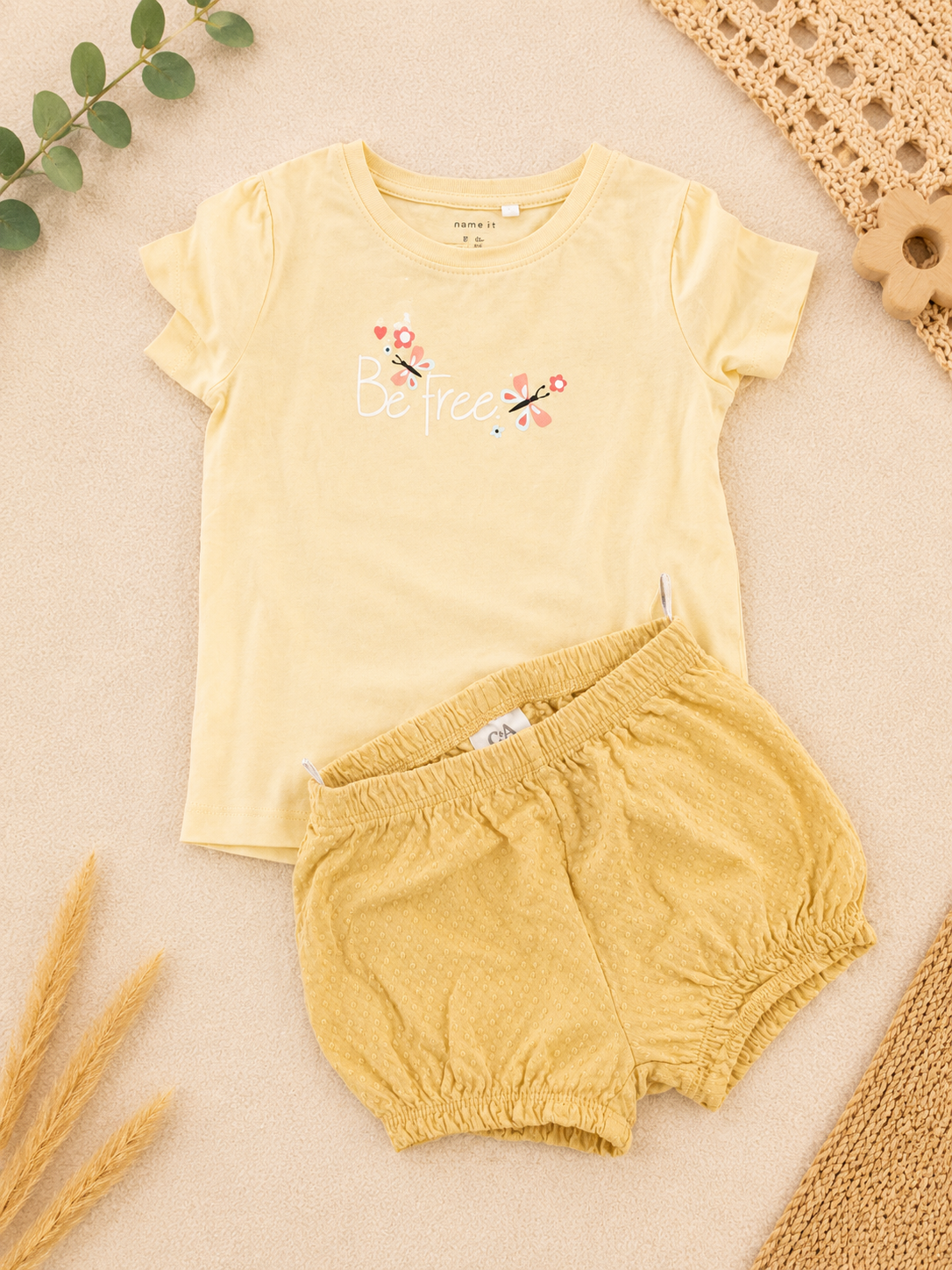 Gelbes Sommer-Set mit T-Shirt & Bloomer C&A/nameit