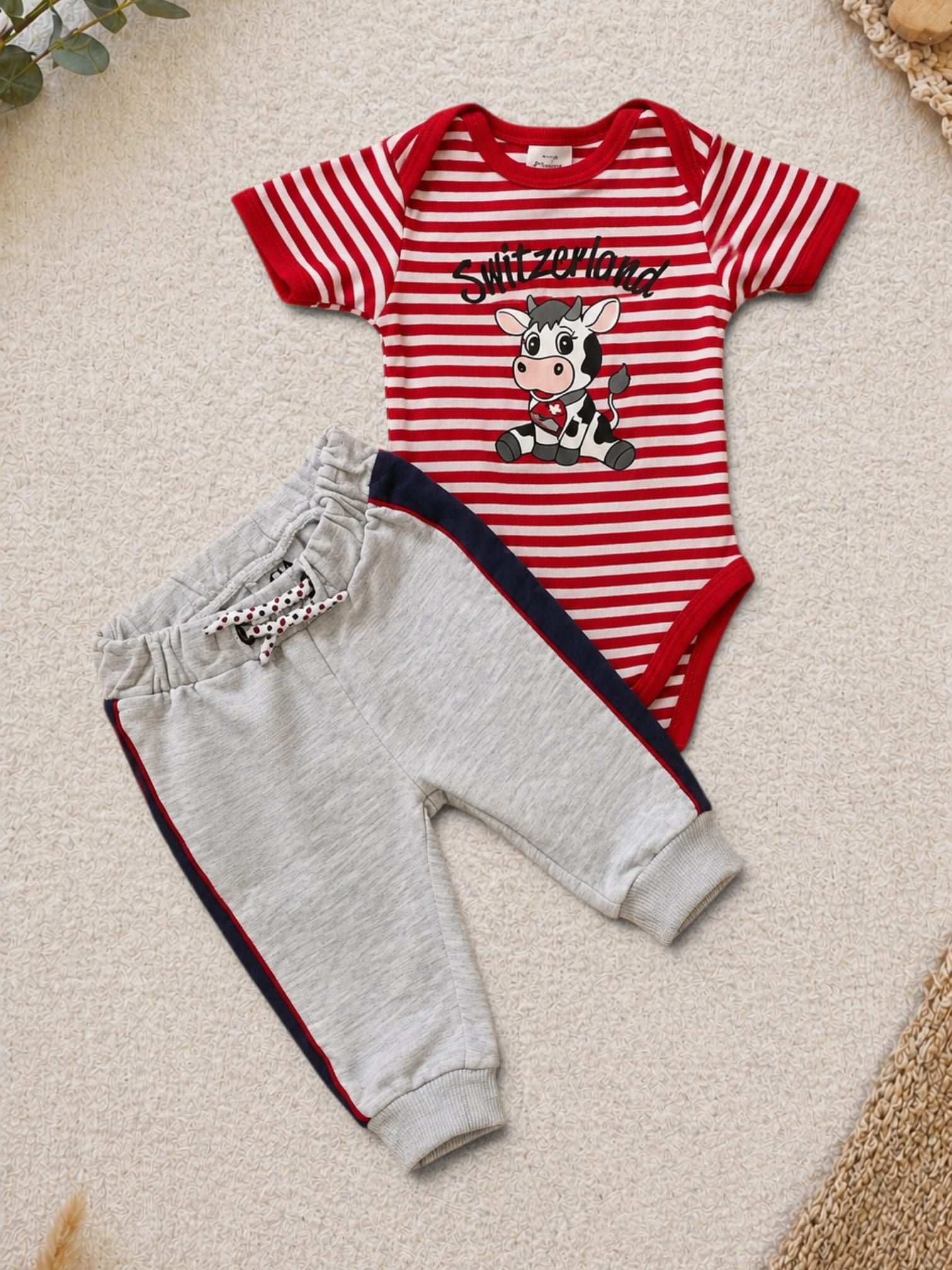 2-teiliges Set Rot-Weiss Gestreift Switzerland Kuh-Print & Hellgraue C&A Jogginghose Navy-Streifen