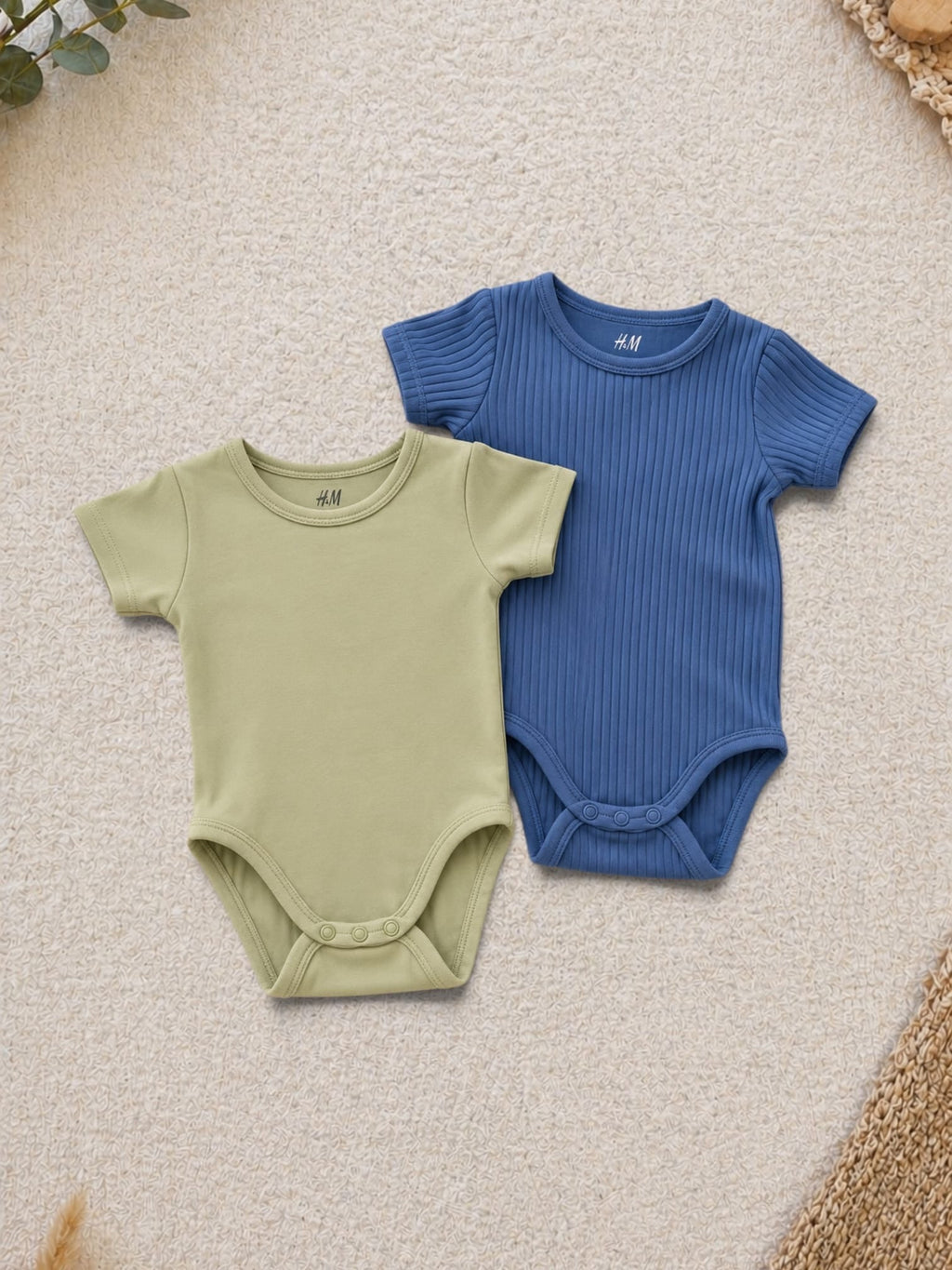 H&M 2er-Pack Kurzarm-Body Salbeigrün Uni & Blau Gerippt