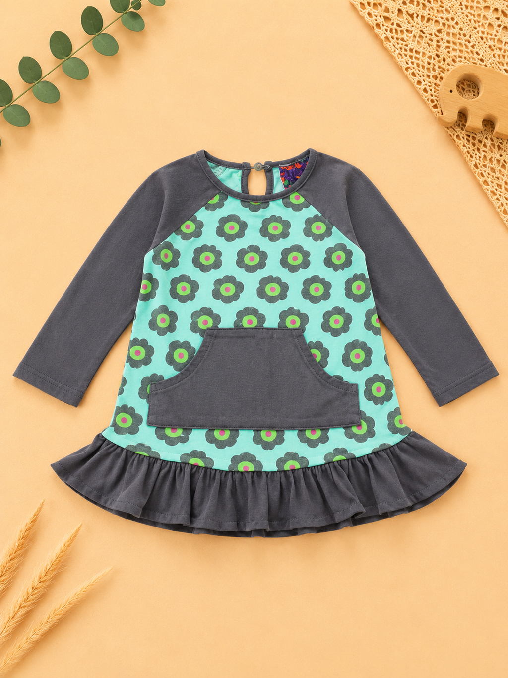 Kleid mit Blumenmuster und Tasche