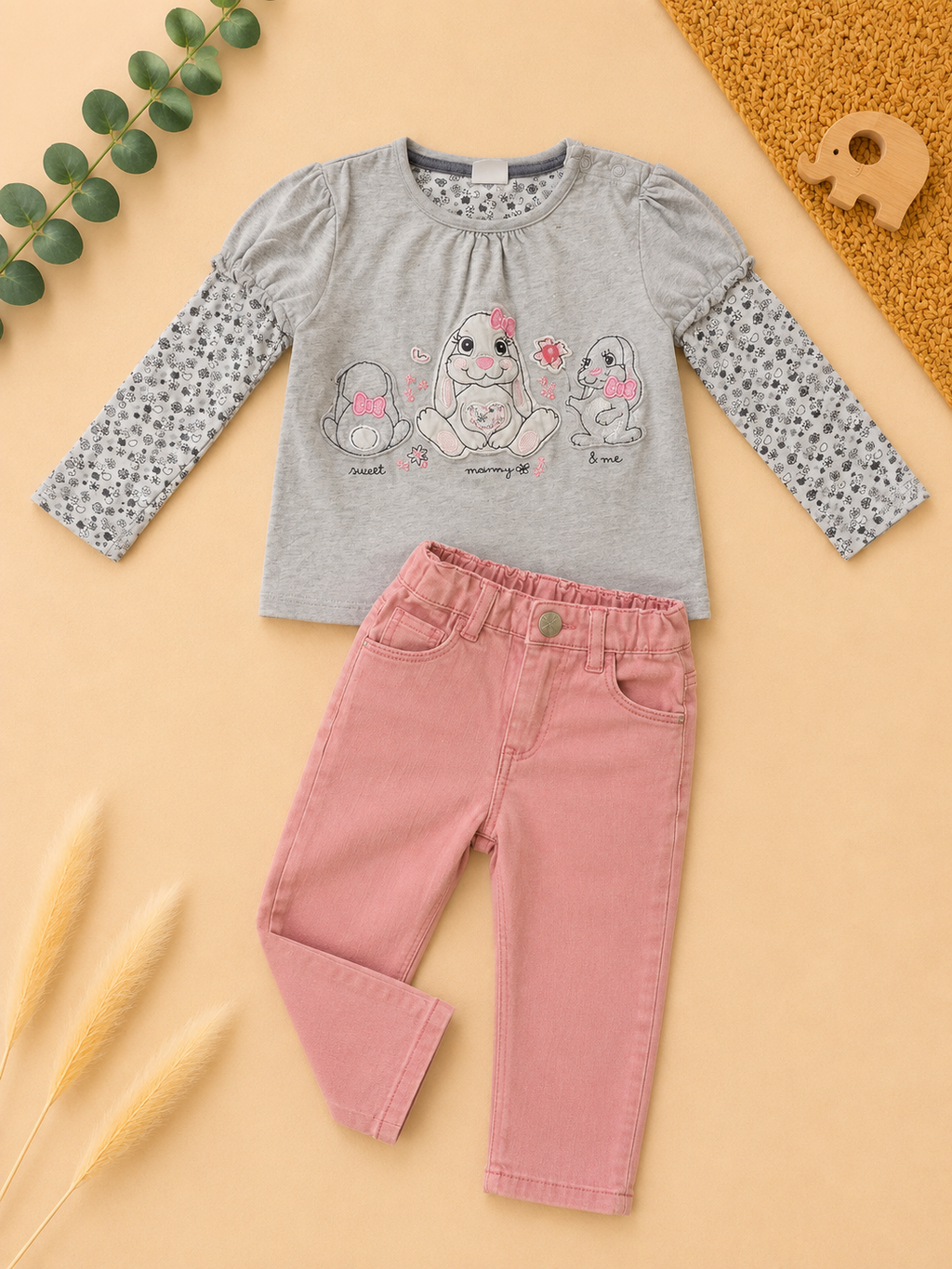 Hasen-Shirt mit rosa Jeans