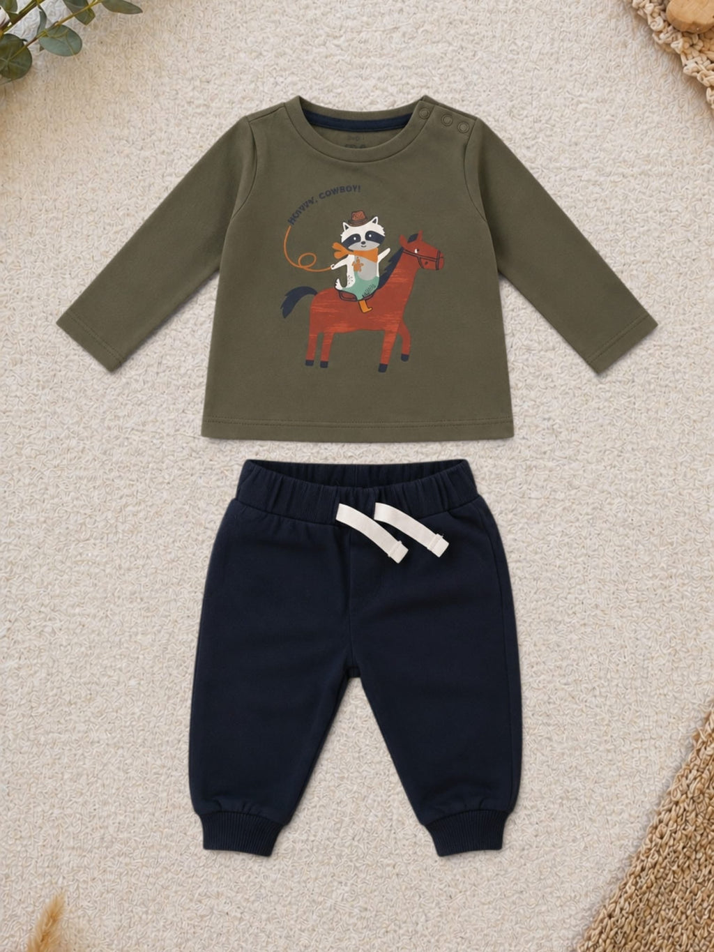 C&A 2-teiliges Set Olivgrün Waschbär-Pferd-Print & Navy Jogginghose