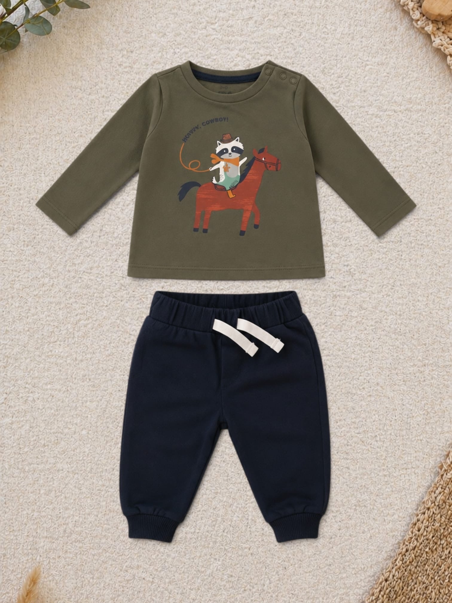 C&A 2-teiliges Set Olivgrün Waschbär-Pferd-Print & Navy Jogginghose