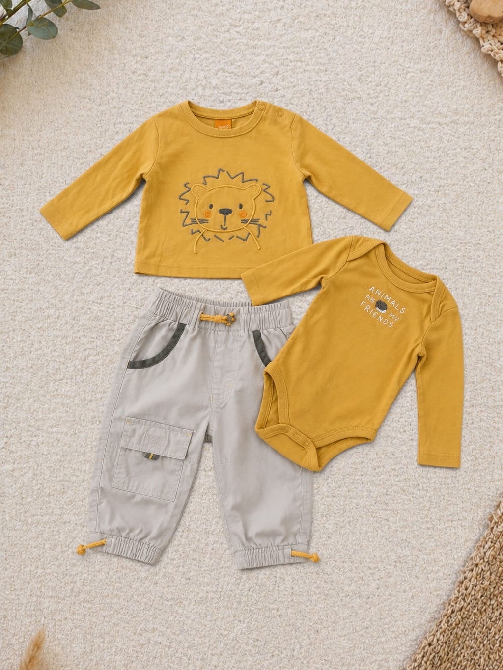 3-teiliges Set Senfgelb Löwen-Stickerei Langarm-Shirt & Body Animals Are My Friends & Hellgraue Cargohose