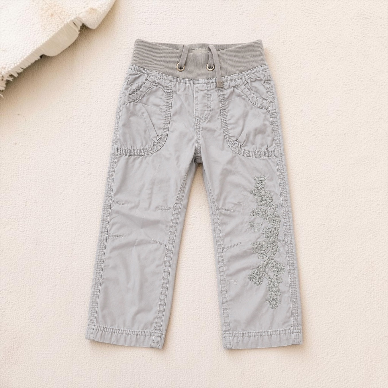 Hose Grau Blumen-Stickerei