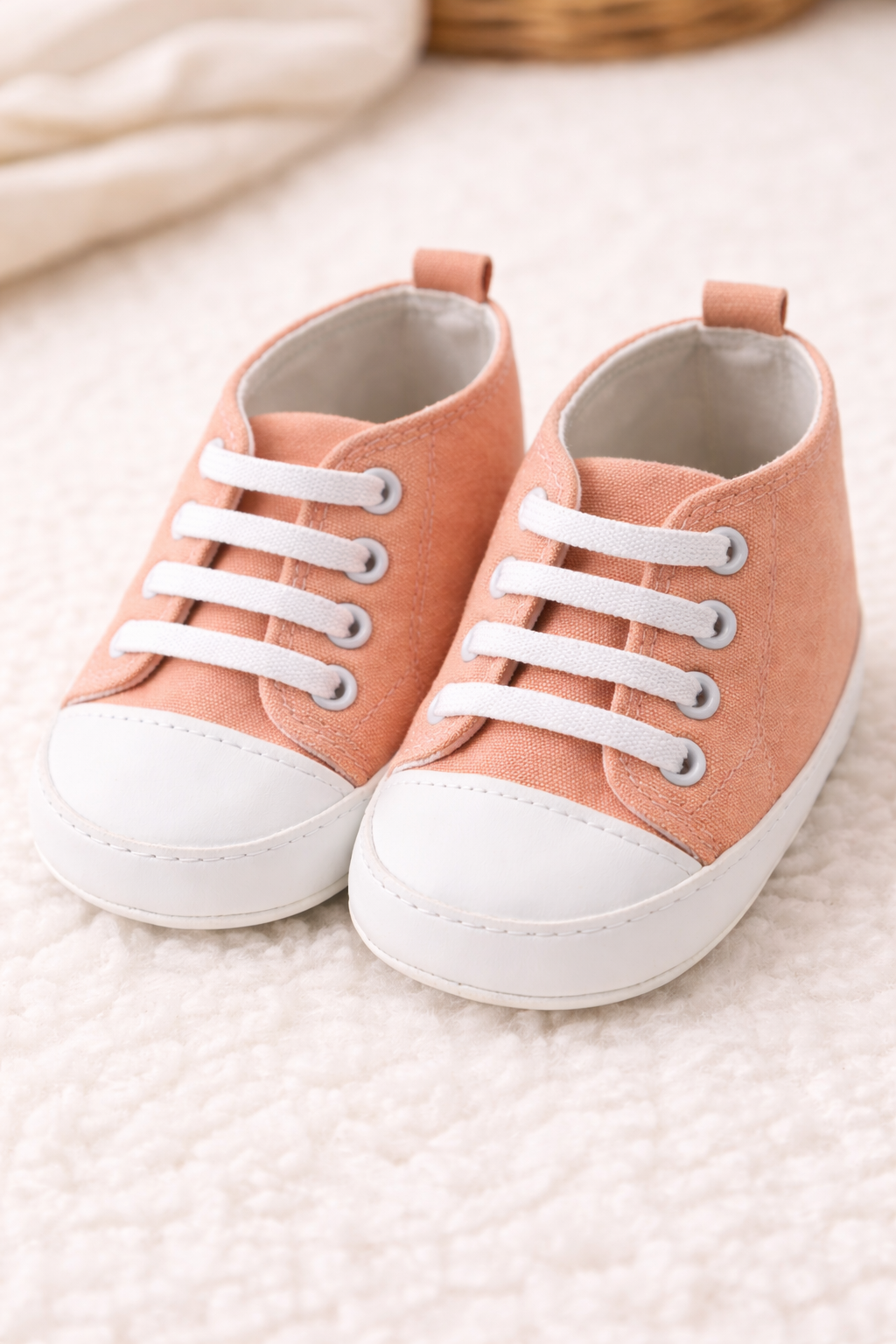 Baskets bébé abricot – modernes, sportives et confortables