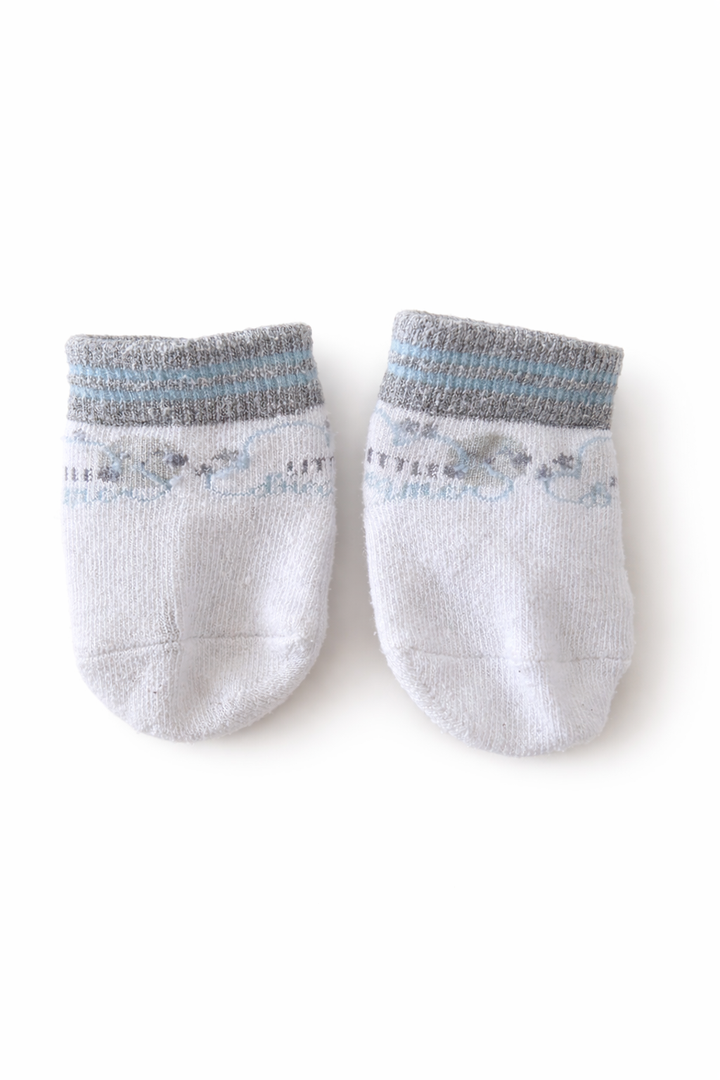 Chaussons de bébé blancs à motif délicat