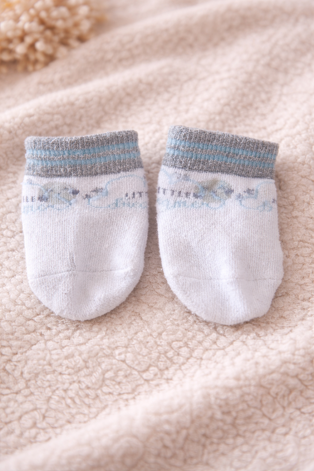 Chaussons de bébé blancs à motif délicat