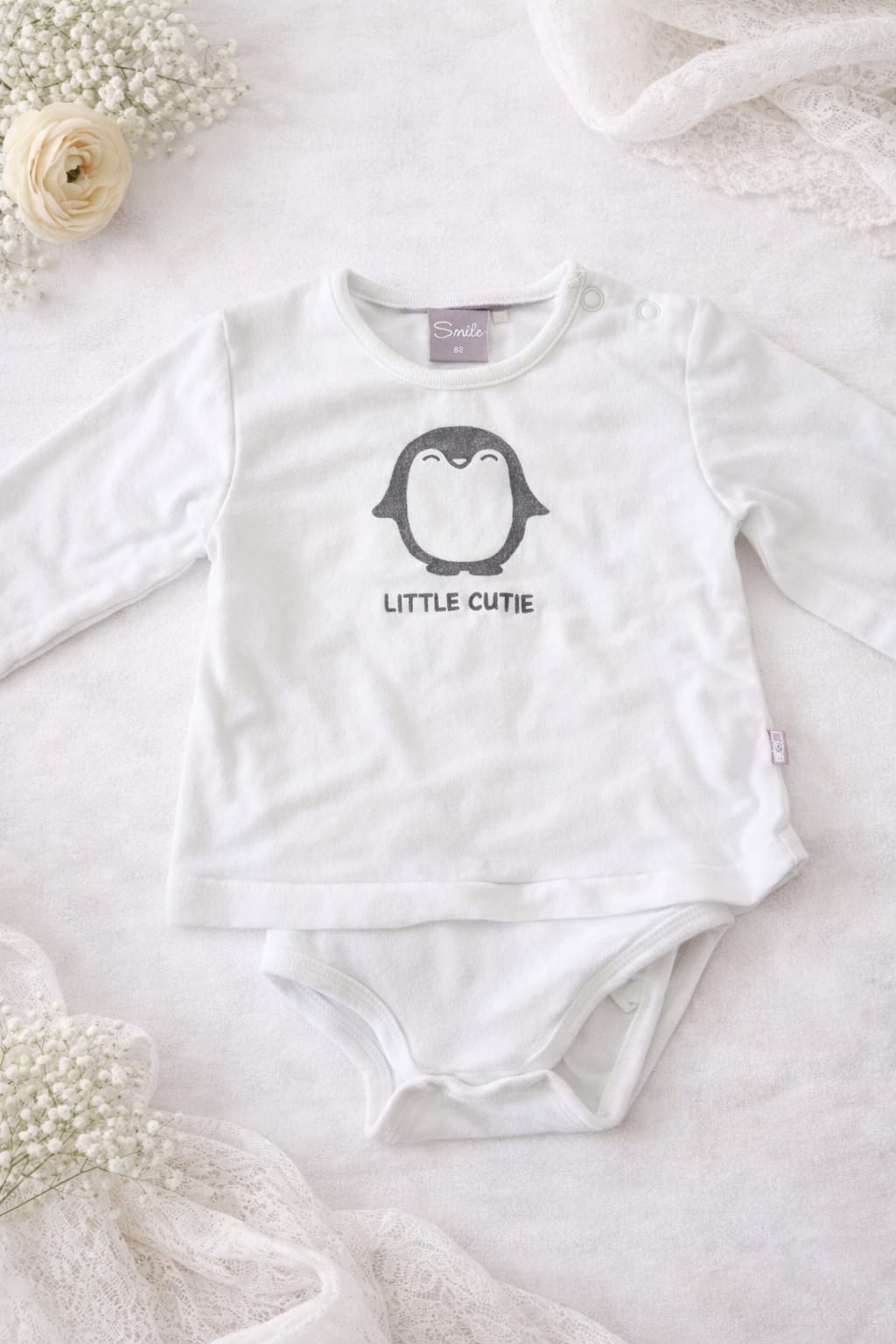 Baby-Body mit Pinguin „Little Cutie“