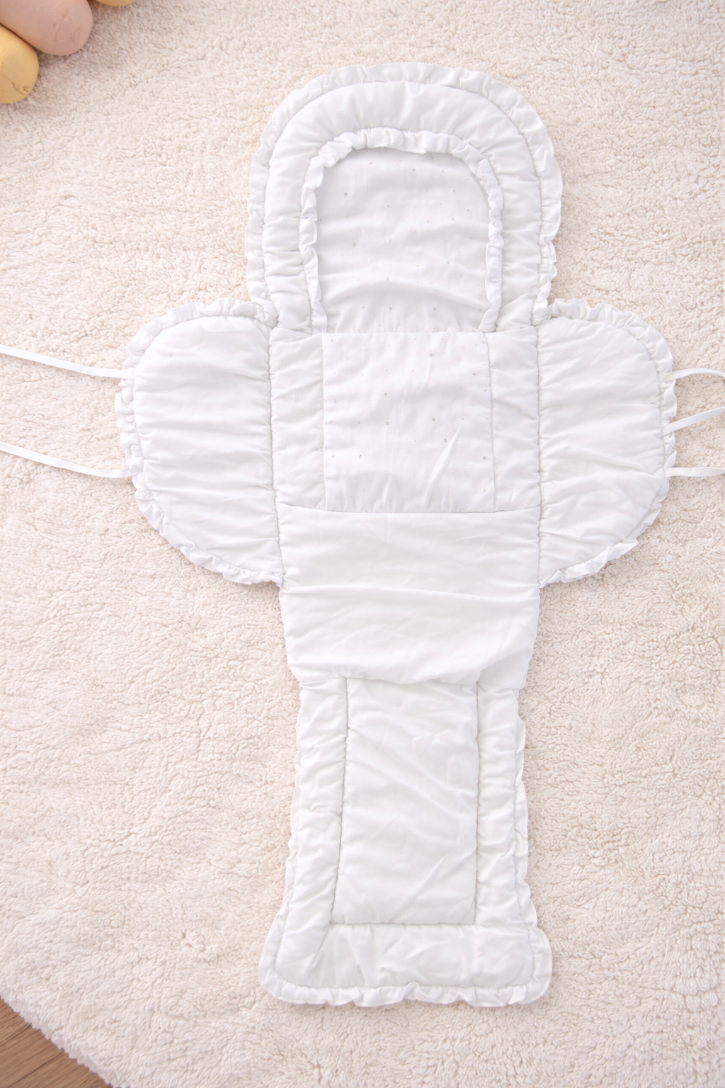 Weißer Babyschlafsack / Einschlagdecke mit Rüschen – 0–4 Monate
