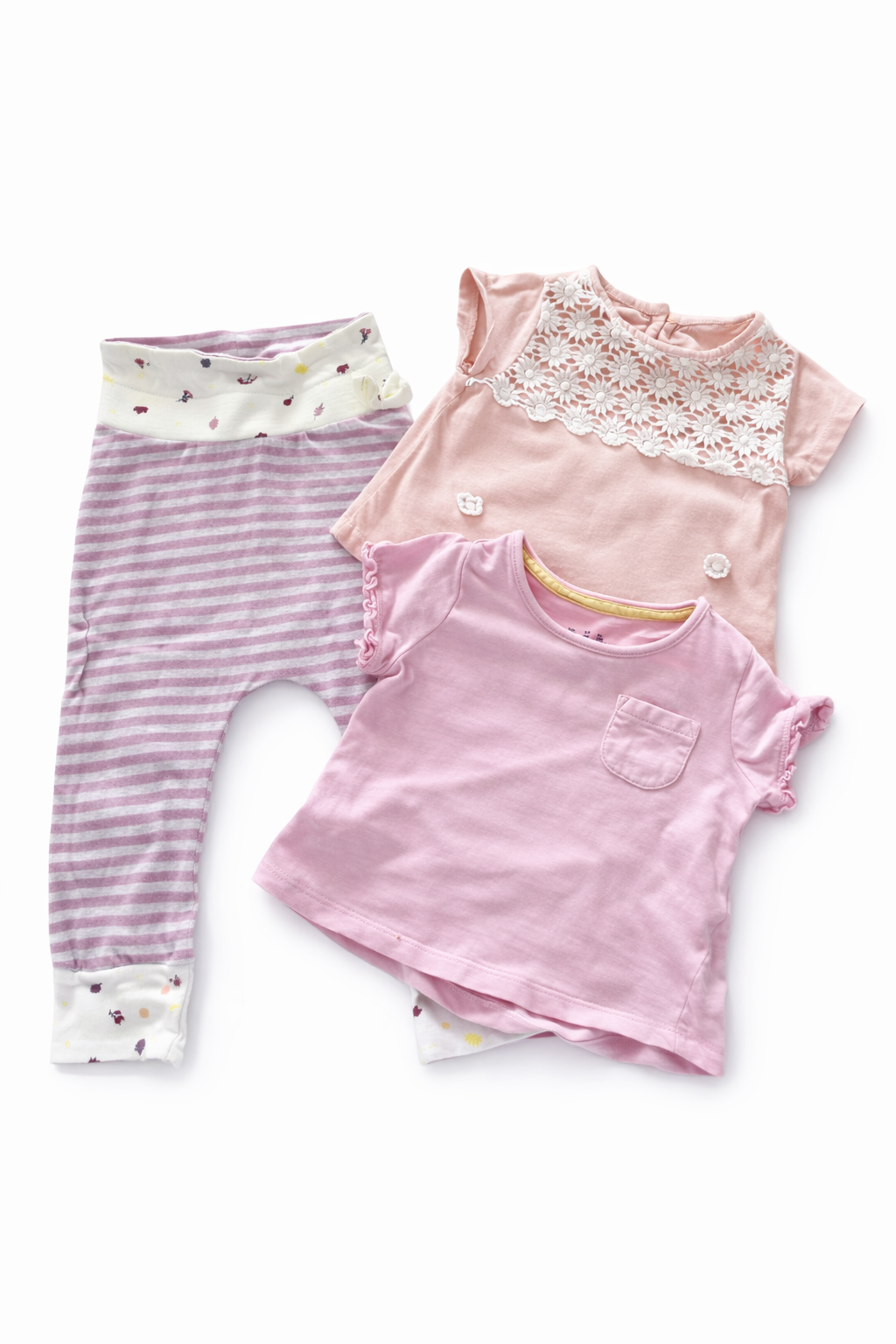 Ensemble bébé 3 pièces avec dentelle et pantalon rayé