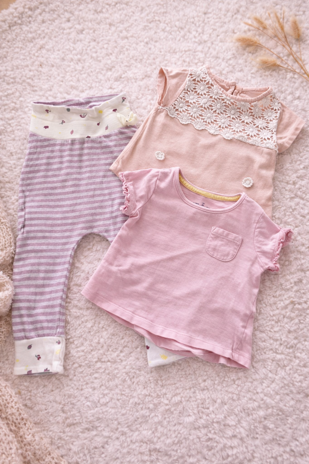 Ensemble bébé 3 pièces avec dentelle et pantalon rayé
