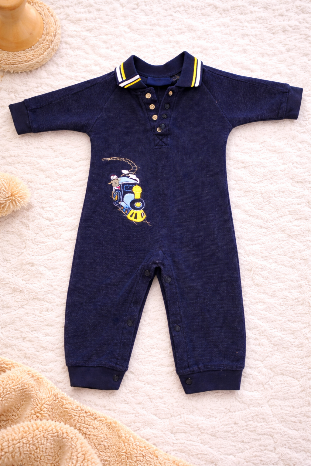 Overall dunkelblau mit Zug-Motiv