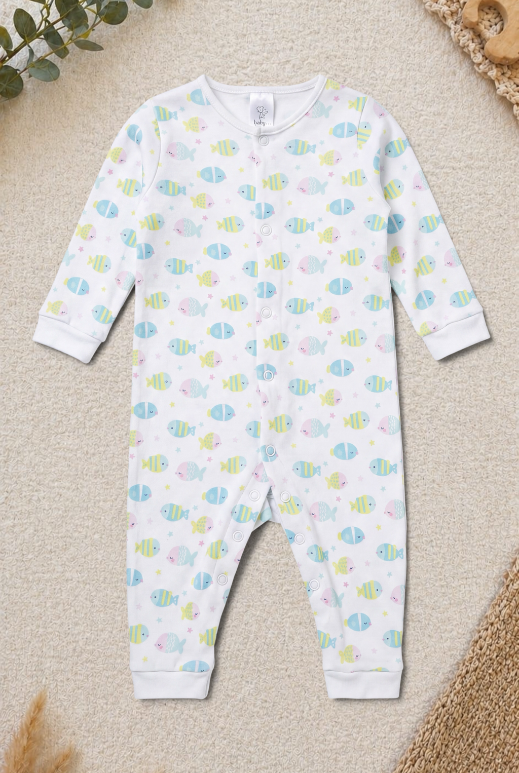 Lieblingsstücke by Bebo Baby-Strampler in Weiß mit buntem Fisch-Muster, Druckknopfleiste und weichen Bündchen.