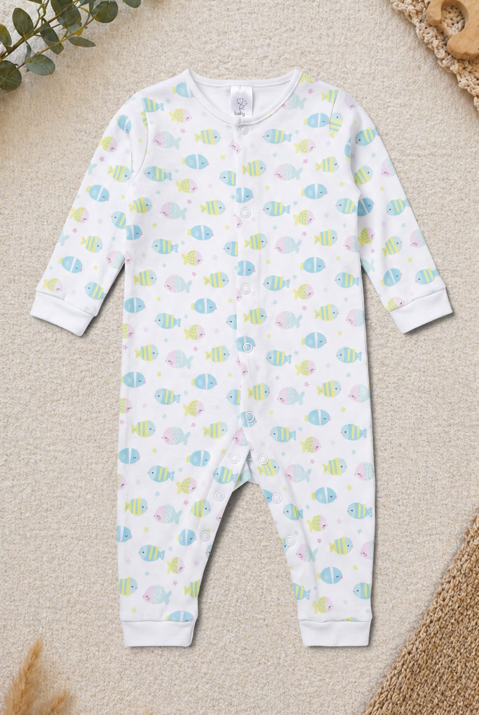 Lieblingsstücke by Bebo Baby-Strampler in Weiß mit buntem Fisch-Muster, Druckknopfleiste und weichen Bündchen.