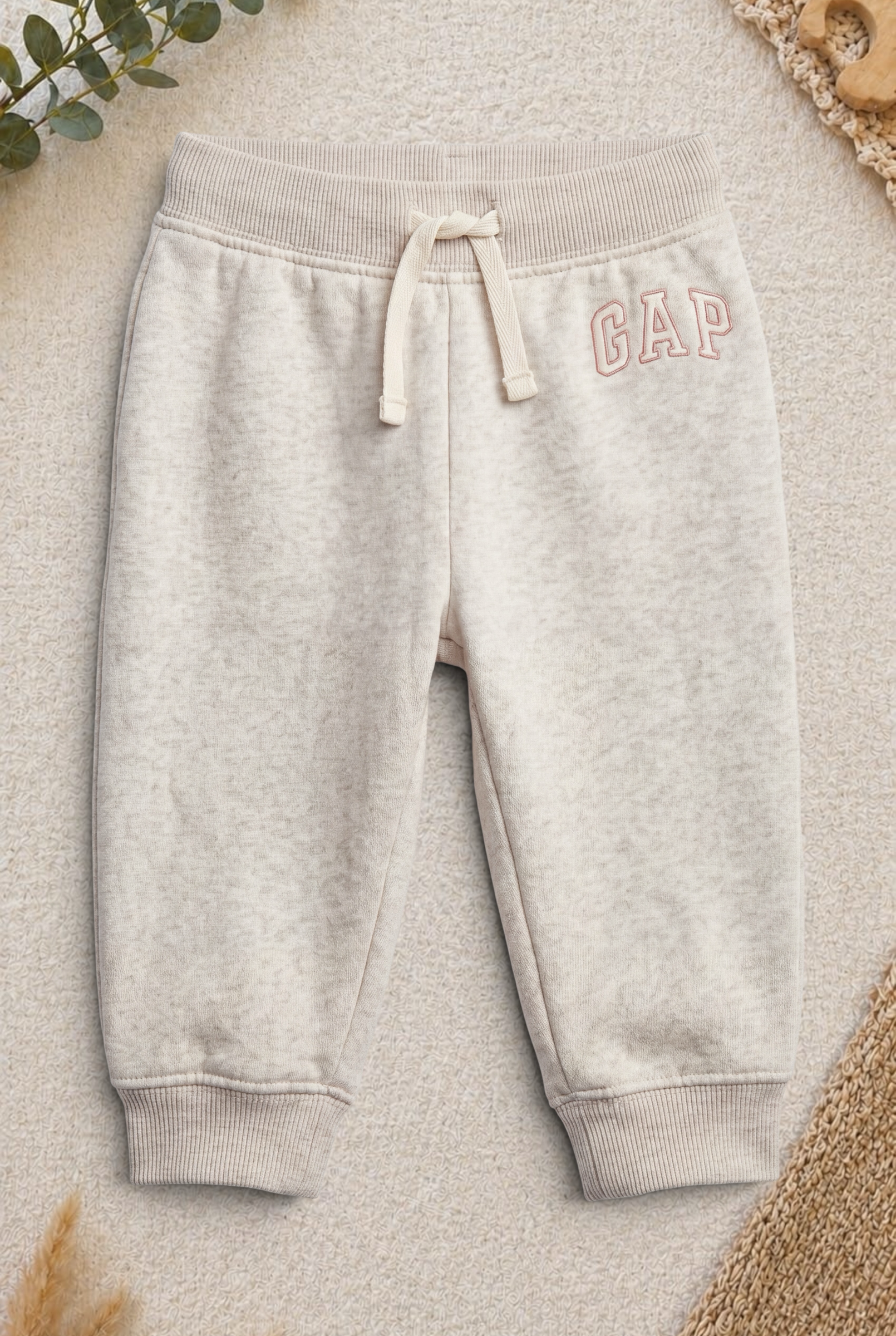 Beige melierte GAP Jogginghose für Babys von Lieblingsstücke by Bebo mit elastischem Bund und Kordelzug.