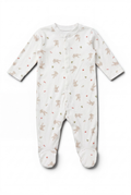 Lieblingsstücke by Bebo Baby-Strampler mit Hasen- und Blumenmuster, langärmelig mit Druckknöpfen und Füßchen.