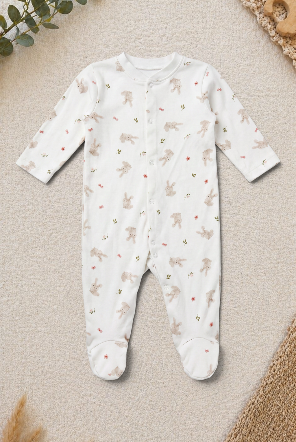 Lieblingsstücke by Bebo Baby-Strampler in Weiß mit Hasen- und Blumenmuster, langen Ärmeln und Druckknopfleiste.