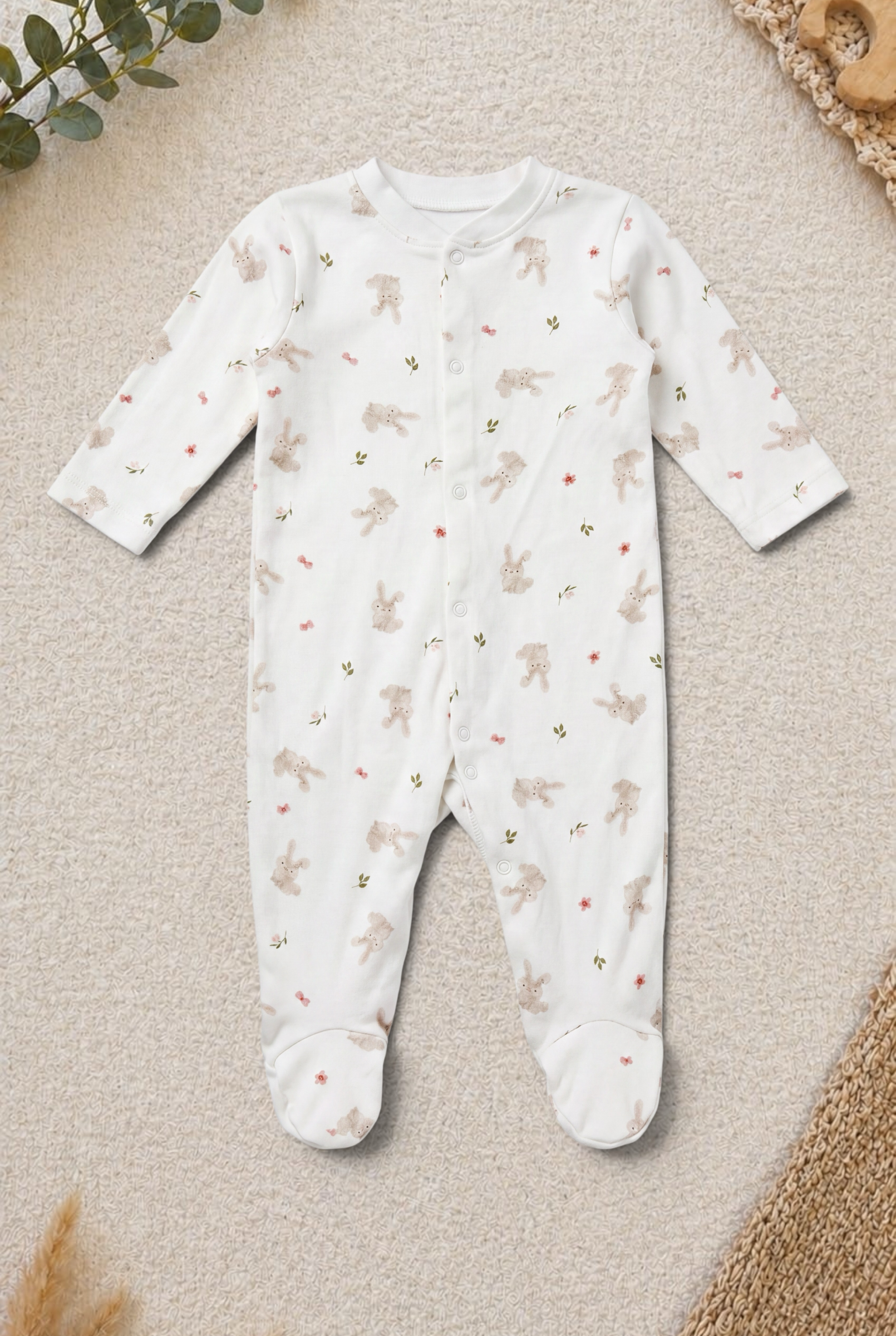 Lieblingsstücke by Bebo Baby-Strampler in Weiß mit Hasen- und Blumenmuster, langen Ärmeln und Druckknopfleiste.