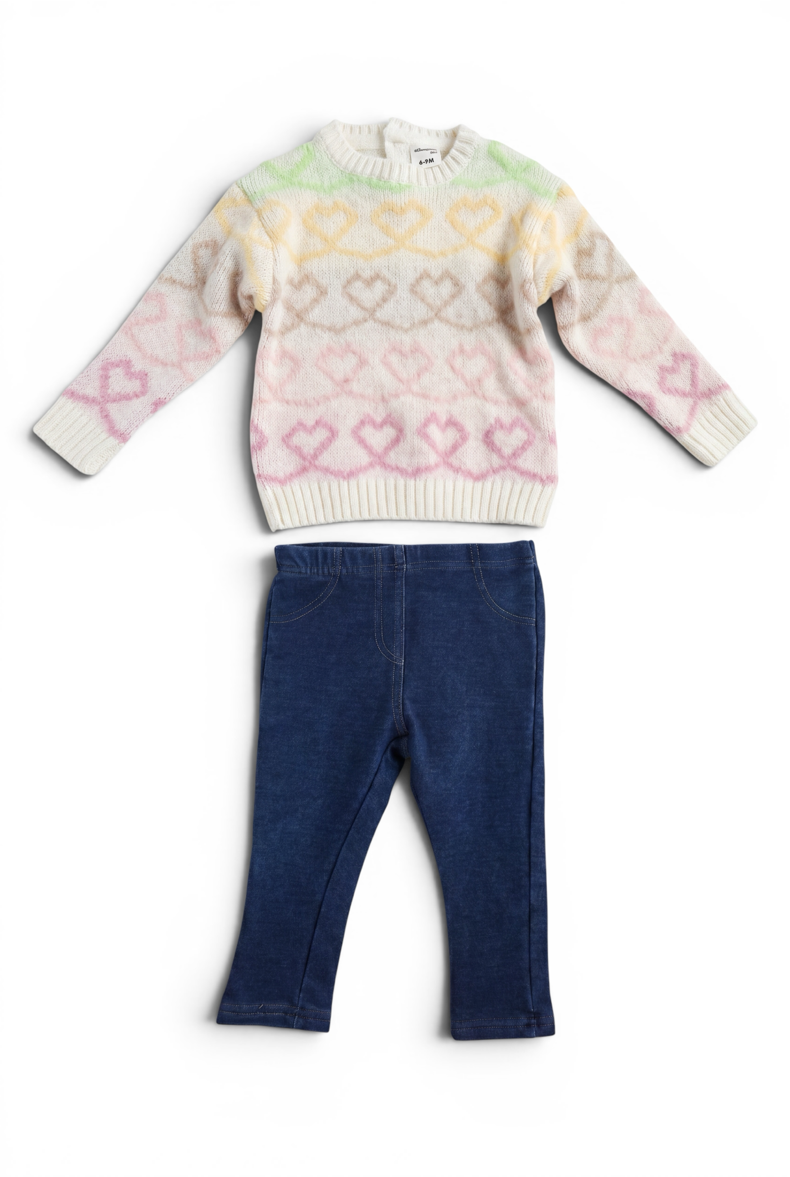 Lieblingsstücke by Bebo Baby-Set aus Strickpullover mit Herzmuster in Pastellfarben und dunkelblauer Jeans-Hose.