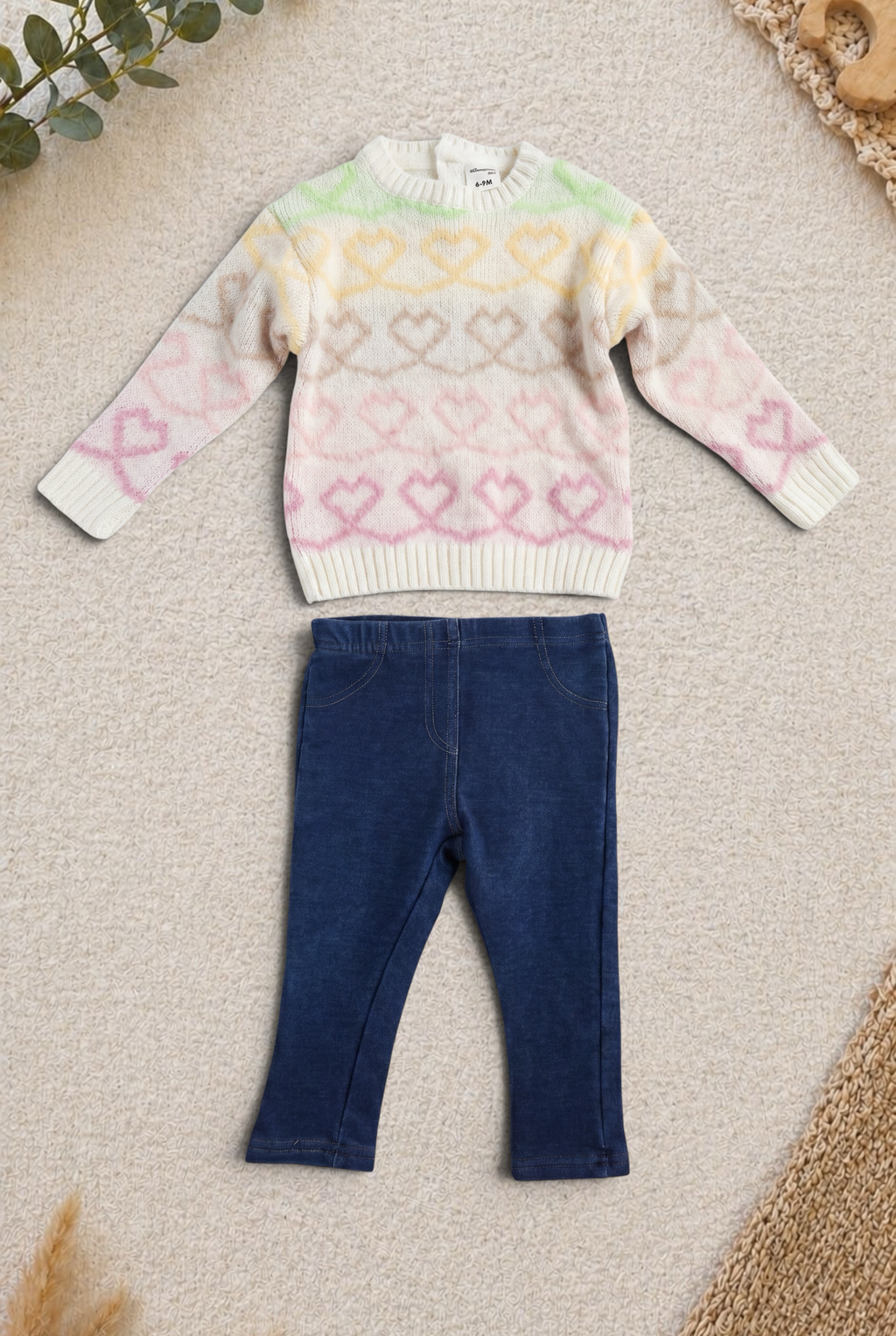 Lieblingsstücke by Bebo Baby-Set mit Strickpullover mit Herzmuster in Pastellfarben und dunkelblauer Jeans-Hose.