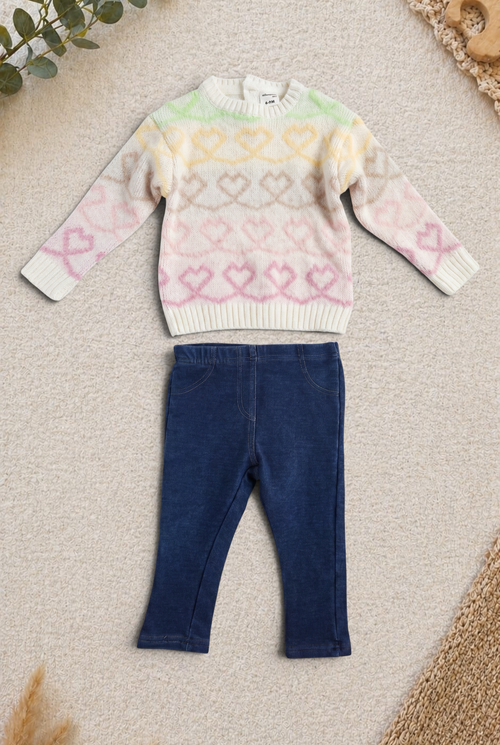 Lieblingsstücke by Bebo Baby-Set mit Strickpullover mit Herzmuster in Pastellfarben und dunkelblauer Jeans-Hose.
