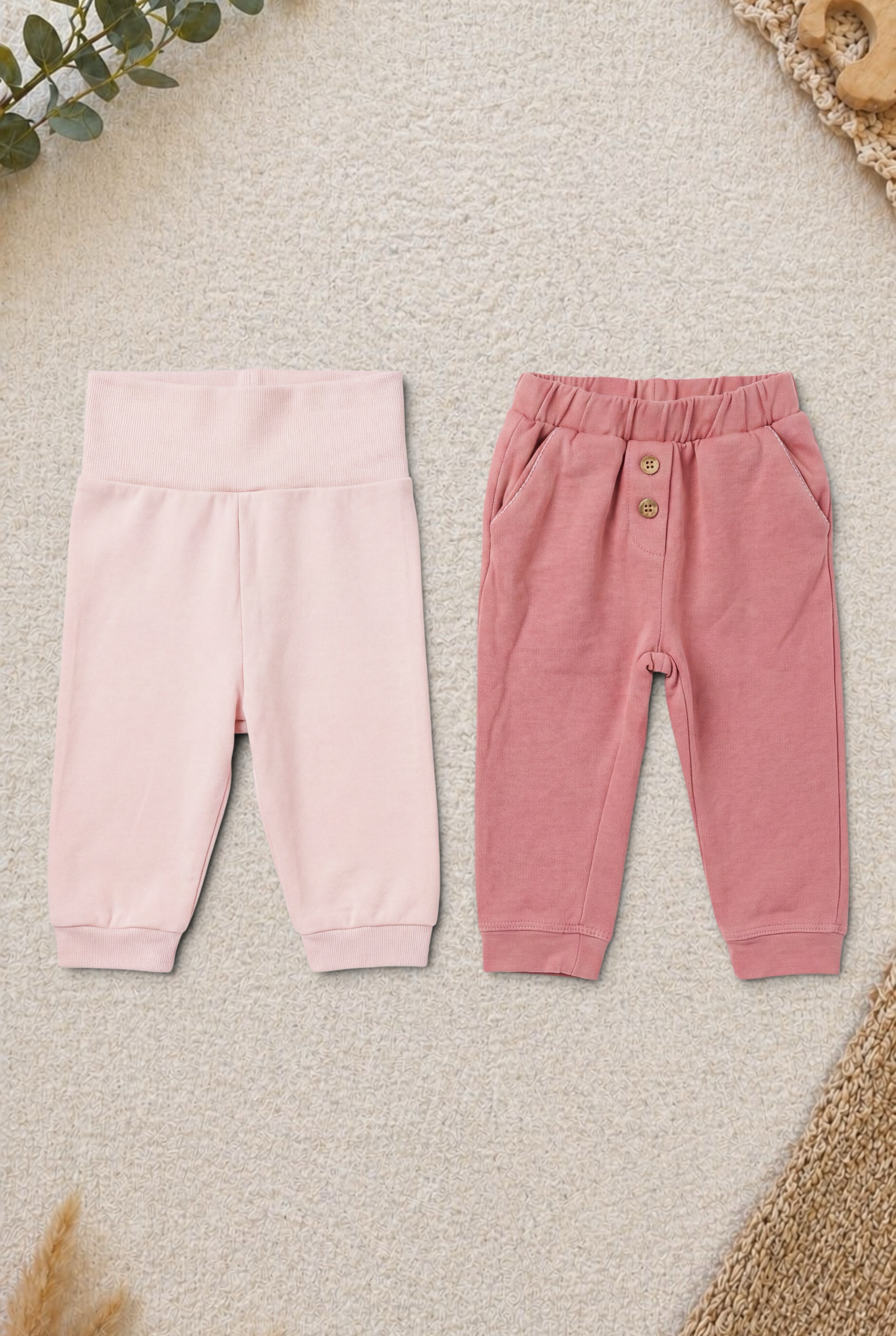 Lieblingsstücke by Bebo 2er-Set Babyhosen in Rosa mit elastischem Bund, Knöpfen und bequemen Rippbündchen.
