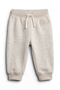 Lieblingsstücke by Bebo GAP Baby Jogginghose in Beige mit elastischem Bund, Kordelzug und Logo-Stickerei.