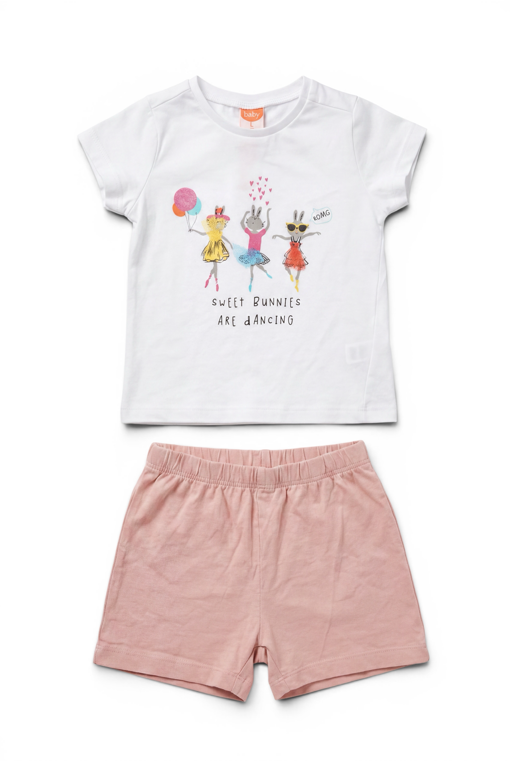 Lieblingsstücke by Bebo Sommer-Set mit weißem T-Shirt, tanzenden Häschen-Print und altrosa Shorts für Kinder.