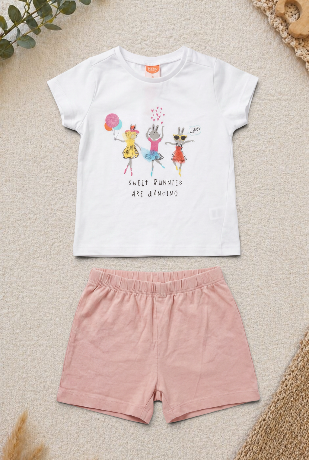 Lieblingsstücke by Bebo Sommer-Set mit weißem T-Shirt mit Hasen-Print und altrosa Shorts für Kinder