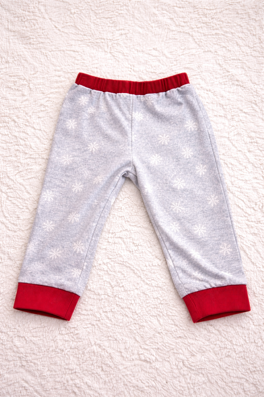 Pantalon gris à étoiles et bords-côtes rouges
