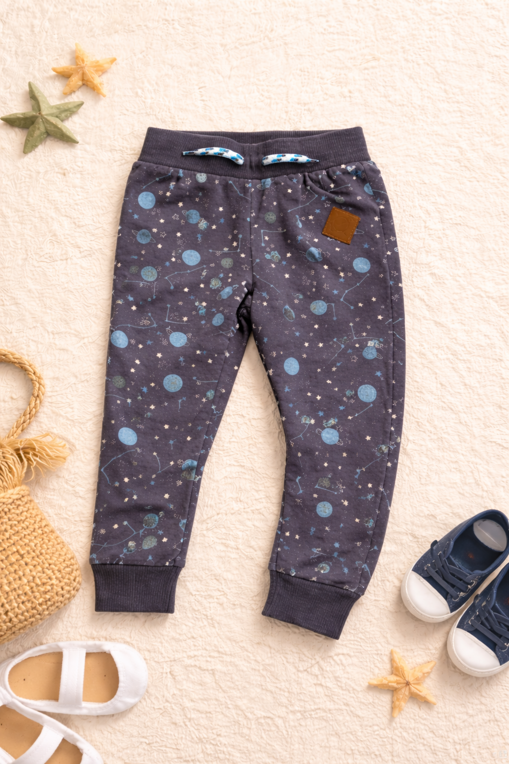 Dunkelblaue Hose mit Weltraum-Motiv