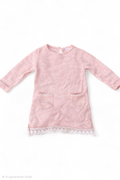 Robe rose avec bordure en dentelle