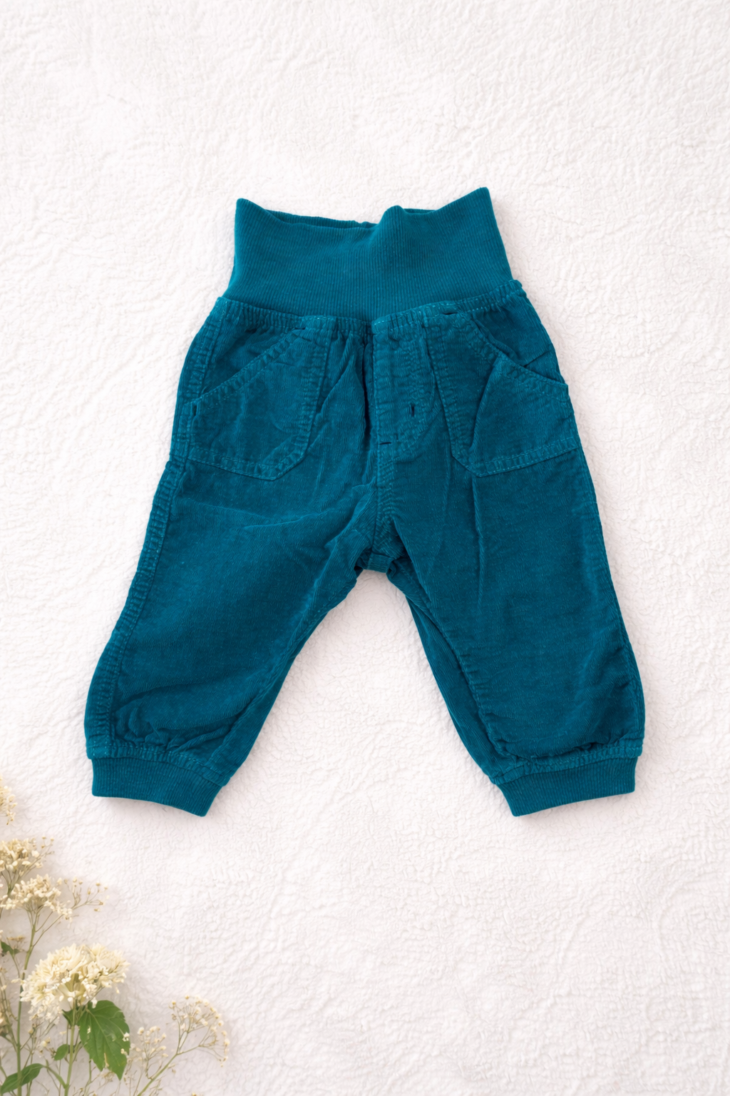 Türkisfarbene Cordhose