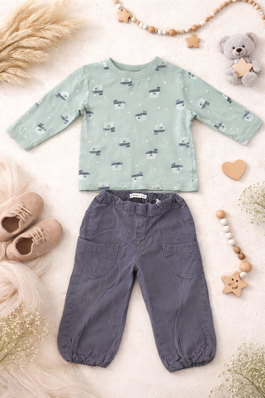 Adorable ensemble bébé avec imprimé ourson et pantalon gris