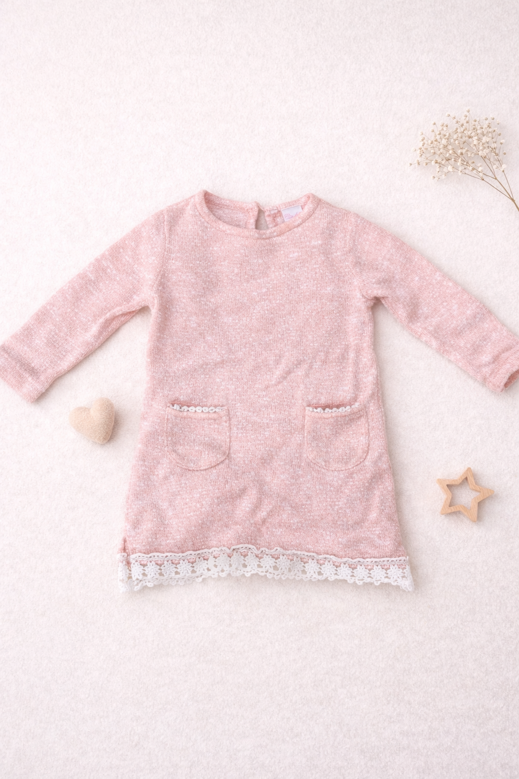 Robe rose avec bordure en dentelle
