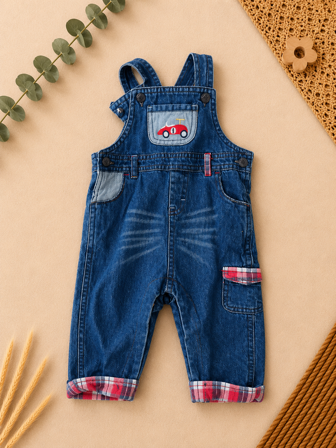 Jeans-Latzhose Blau Rennwagen-Stickerei Karo-Futter
