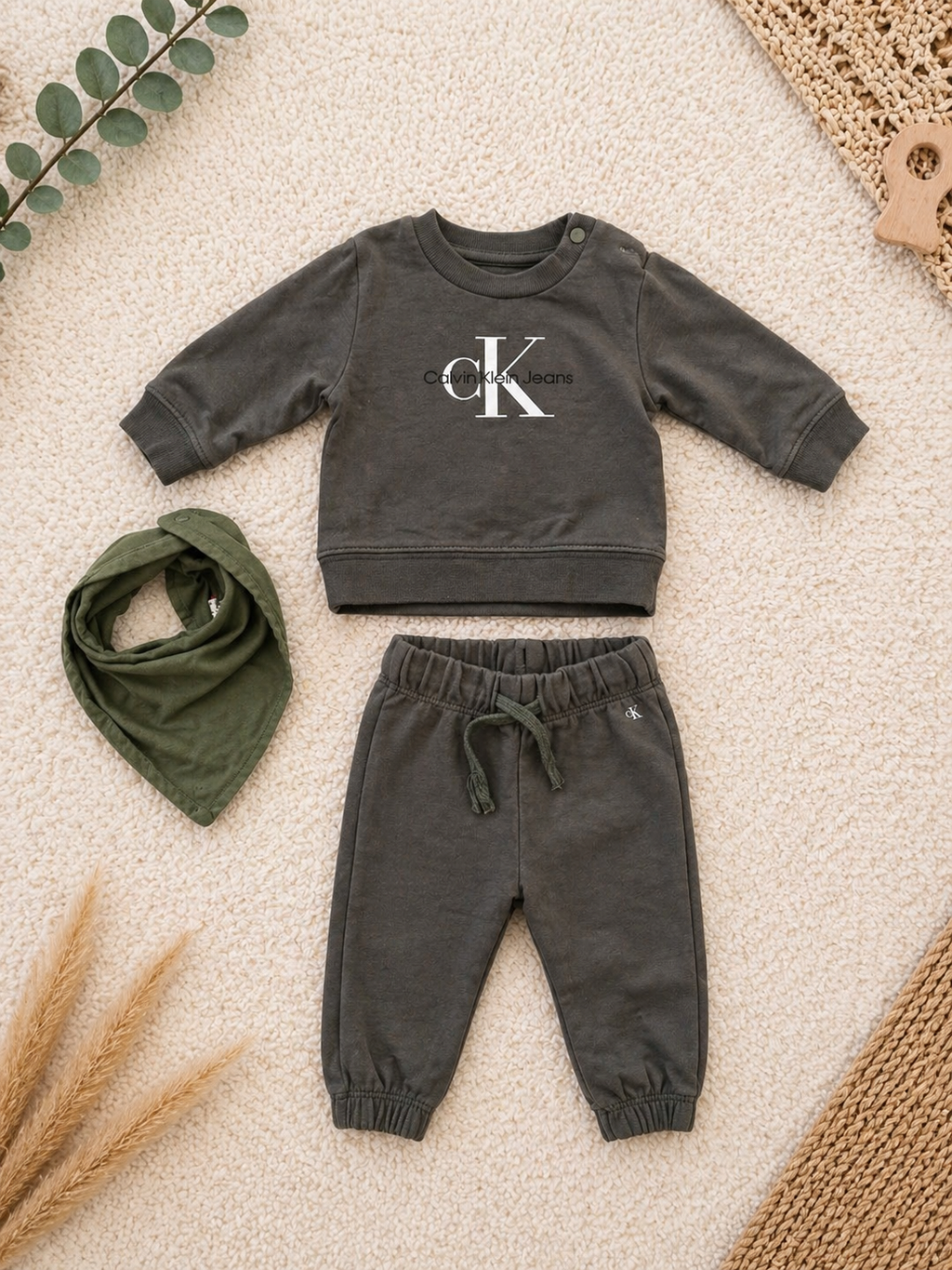 Ensemble jogging bébé « CK Style » – Kaki 3 pièces