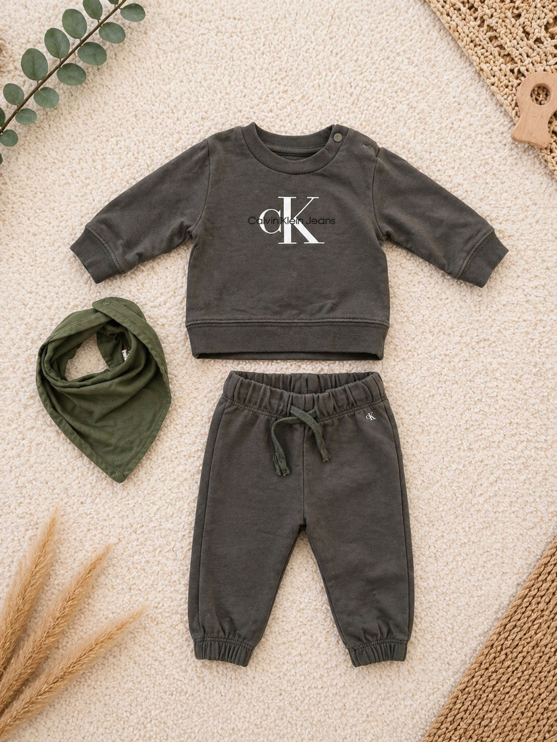 Ensemble jogging bébé « CK Style » – Kaki 3 pièces